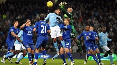 Everton denies Manchester City the top spot in the Premier League.