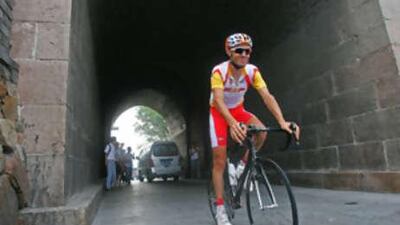 Spain's Samuel Sanchez rides through a tunnel after a training session near the Great Wall in Badaling, 78 km north of Beijing.