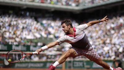 Switzerland’s Stanislas Wawrinka hits a return to Serbia’s Novak Djokovic during their men’s final match of the Roland Garros 2015 French Tennis Open in Paris on June 7, 2015. AFP PHOTO / KENZO TRIBOUILLARD