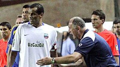 Bunyodkor's manager, Luiz Felipe Scolari, gives instructions to his star player, Rivaldo.