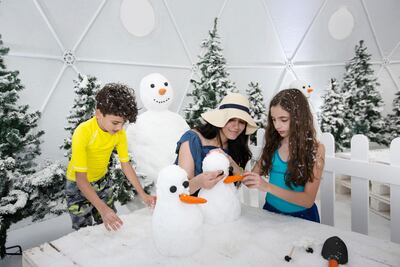 Snowman-building at DubaiIce.
