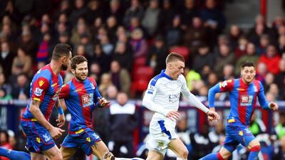 Leicester City's Jamie Vardy (white) against Crystal Palace. EPA/FACUNDO ARRIZABALAGA