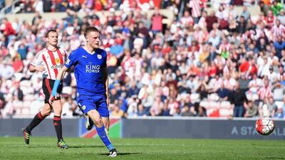 Jamie Vardy of Leicester City scores their second goal during the Premier League match between Sunderland and Leicester City at the Stadium of Light on April 10, 2016 in Sunderland, England. (Photo by Michael Regan/Getty Images)
