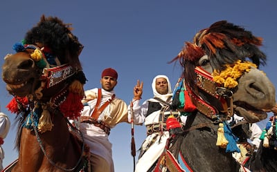 Libyan dressed in traditional costumes attend a military parade in the eastern city of Benghazi on May 7, 2018, during which Libyan strongman Khalifa Haftar announced a military offensive to take from "terrorists" the city of Derna, the only part of eastern Libya outside his forces' control. / AFP PHOTO / Abdullah DOMA