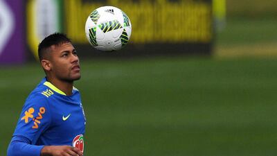 Neymar juggles with the ball during a training session. Vanderlei Almeida / AFP
