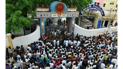 Devotees wait to enter the ashram to pay their last respects to Sathya Sai Baba in Puttaparthi village, some 200kms north of Bangalore yesterday.