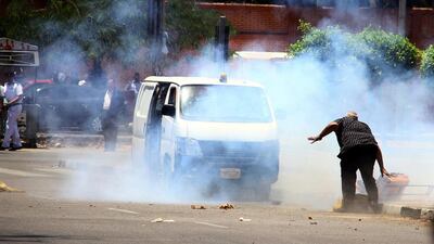 epa04291201 Smoke rise from a second blast near the presidential palace, Cairo, Egypt, 30 June 2014. Two bombs went off near the presidential palace in Cairo on 30 June, killing one police officer and injuring several others. A team of explosives experts were trying to diffuse two bombs near the palace when one of them went off, killing Colonel Ahmed Amin Ashmawy and injuring several policemen, the Ministry of Interior said. Another bomb went off shortly afterwards as police were cordoning off the area to search for other possible explosive devices. EPA/STR