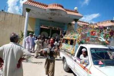 Taliban militants began pulling out the Buner region of north-west Pakistan on Friday, returning to a stronghold in the Swat valley.