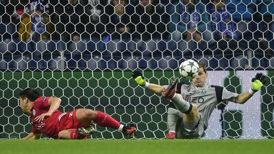 Porto goalkeeper Iker Casillas stops a ball from Leicester City's Shinji Okazaki. Miguel Riopa / AFP