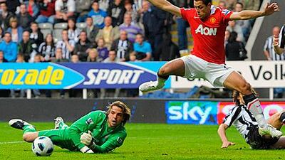Newcastle United’s goalkeeper Tim Krul prevents Javier Hernandez from scoring in the first half at St James’ Park last night.