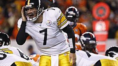 The Steelers' Ben Roethlisberger calls a change at the line of scrimmage against the Broncos on Monday.