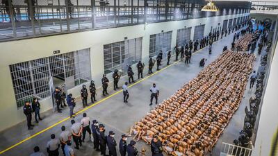 Inmates belonging to the MS-13 and Barrio 18 gangs arrive at the mega-prison. AFP / El Salvador's Presidency