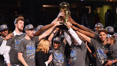 Golden State Warriors players hold up the NBA Finals trophy after beating the Cleveland Cavaliers in Game Six of the NBA Finals at Quicken Loans Arena in Cleveland, Ohio, USA, 16 June 2015. The Golden State Warriors are the 2015 NBA Finals Champions. EPA/LARRY W. SMITH