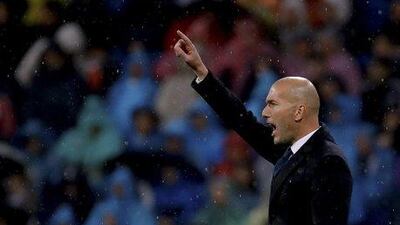 Real Madrid manager Zinedine Zidane gives instructions to his players during the match. Juanjo Martin / EPA