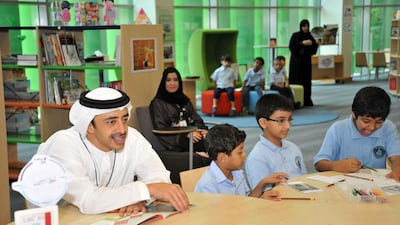 In a quiz he delivered, Sheikh Abdullah also told the pupils about foreign currencies.. Wam