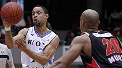 Mahmoud Abdul-Rauf, left, in action for Kyoto Hannaryz in the Japan professional league.