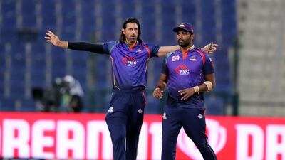 Bangla Tigers' David Wiese, left, with captain Thisara Perera. Chris Whiteoak / The National