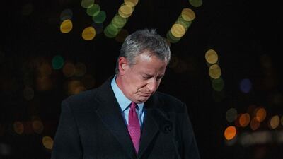New York City Mayor Bill de Blasio during a moment of silence as images of Covid-19 victims are projected over the Brooklyn Bridge, March 14, 2021. AFP / POOL