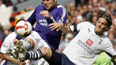 Newcastle striker Mark Viduka, left, challenges Jonathan Woodgate during Tottenham's 1-0 Premier League win on Sunday.