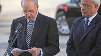 George Mitchell, the US special envoy to the Middle East, addresses reporters in Ramallah with Saeeb Erekat, the senior Palestinian negotiator, at his side.