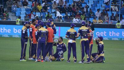 The tired Quetta Gladiators take a timeout break towards the end of Peshawar Zalmi's innings. Courtesy PCB
