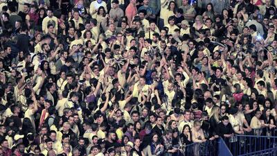 epa05980412 Real Madrid fans coming to the Madrid square of Cibeles, awaiting the arrival of the players of Real Madrid for the celebration of winning the Primera Division championship after the match between Malaga CF and Real Madrid, Madrid, Spain, 21 May 21017. EPA/Víctor Lerena