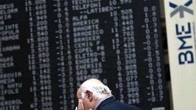 Traders sold Spanish and Italian government bonds and dumped the euro as worries loomed of a break-up of the 17-nation single-currency bloc. Reuters