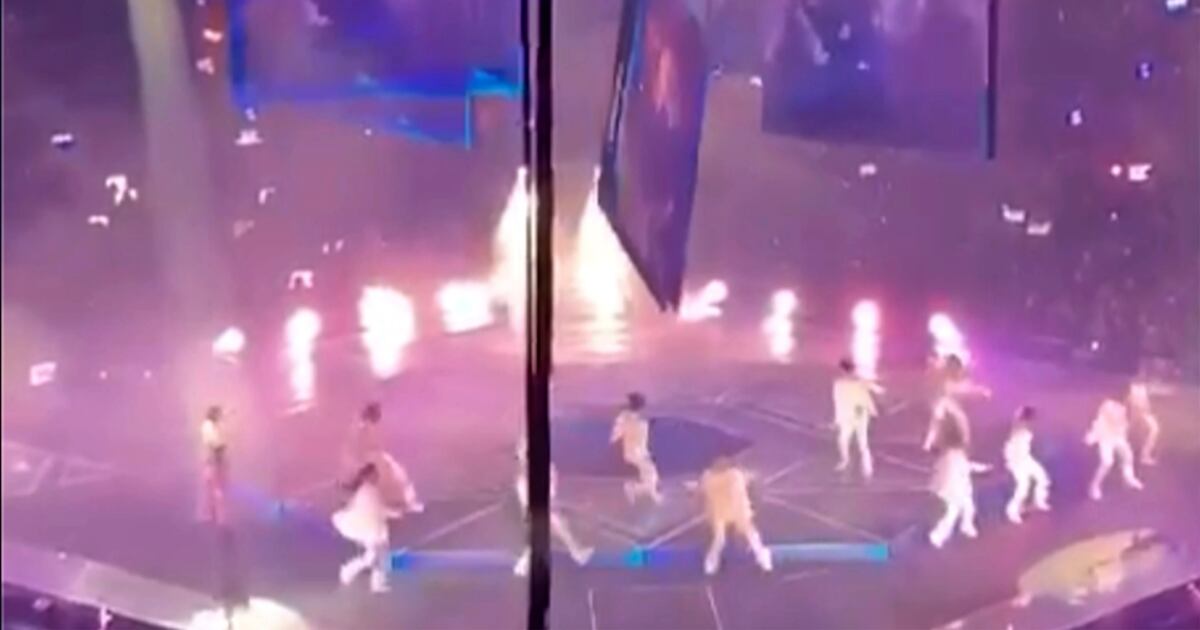 Concert Fall Over Large falling screen hits two dancers on stage during boy band's ...