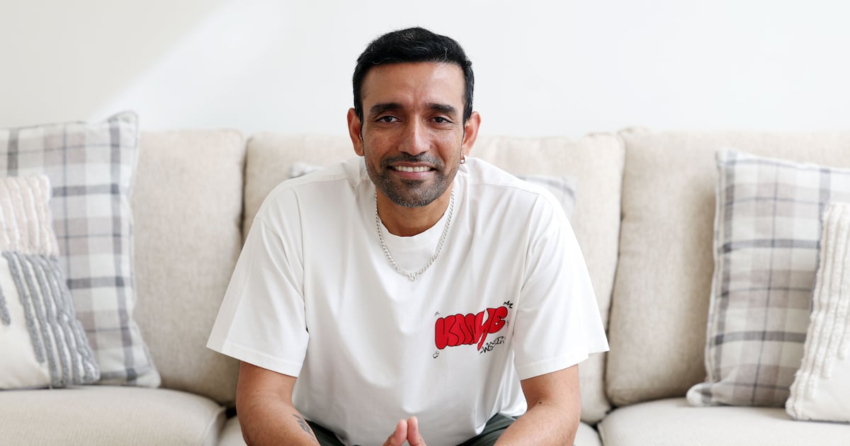 Zu Hause mit Robin Uthappa: Der indische Cricketspieler über sein Familienleben, den Umzug nach Dubai und seine Reise zur mentalen Gesundheit. Zu Hause mit Robin Uthappa: Der indische Cricketspieler über sein Familienleben, den Umzug nach Dubai und seine Reise zur mentalen Gesundheit.