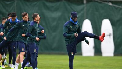 FLORENCE, ITALY - JANUARY 27: Mario Balotelli of Italy (R) in action during a Italy training session at Centro Tecnico Federale di Coverciano on January 27, 2022 in Florence, Italy. (Photo by Claudio Villa / Getty Images)
