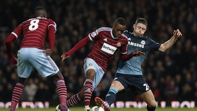 Chelsea's Gary Cahill in action with West Ham's Cheikhou Kouyate and Diafra Sakho. Reuters / Suzanne Plunkett