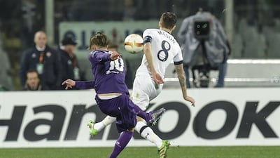 Fiorentina’s forward from Italy, Federico Bernardeschi (L) shoots and scores during the Uefa Europa League football match Fiorentina vs Tottenham on February 18, 2016 at Florence’s Stadio Artemio Franchi. AFP PHOTO / ANDREAS SOLARO