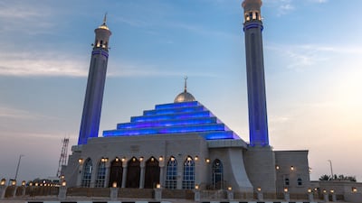 One of the first noticeable elements of the structure is the contrast between the height of the two large minarets and the much lower stepped roof that has a comparative smaller dome.