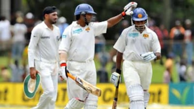 Kumar Sangakkara, centre, and teammate Chaminda Vaas helped Sri Lanka to a score of 114 for two at lunch on the second day of the deciding third Test.