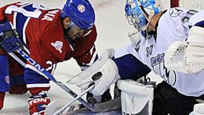 Tampa Bay's netminder, Antero Nittymaki, stops the Montreal Canadiens' Brian Gionta.