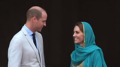 Britain's Prince William (L), Duke of Cambridge and his wife Britain's Catherine, Duchess of Cambridge visit the historical Badshahi mosque in Lahore on October 17, 2019. / AFP / AAMIR QURESHI
