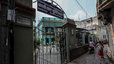 There is a condition to die within two weeks; if the health of the guest improves they are asked to move on. The house offers the service for free to those who cannot afford it. EPA