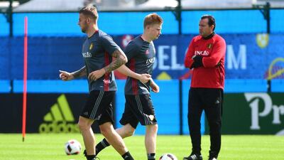 Belgium's Kevin De Bruyne, centre, Toby Alderweireld, left, and coach Marc Wilmots take part in a training session during the Euro 2016 tournament at Le Haillan, France, on June 28, 2016. AFP / EMMANUEL DUNAND