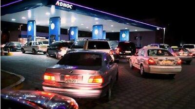 Abu Dhabi, United Arab Emitrates --- July 14, 2010 --- Customers endured long lines at the petrol stations around the capit ol on the eve of petrol prices going up. ( Delores Johnson / The National ) ADNOC