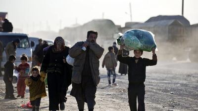 Syrians walk towards the Turkish border at the Bab Al Salam border gate, Syria. Depo Photos / AP