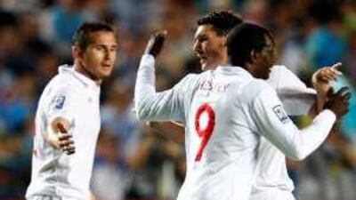 Emile Heskey , No 9, celebrates his goal against Kazakhstan with Frank Lampard , left, and Gareth Barry, right.