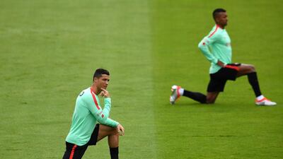 Portugal’s forward Cristiano Ronaldo (L) and Portugal’s forward Nani take part in a training session at the Portugal’s base camp in Marcoussis, outskirts of Paris, on June 28, 2016, during the UEFA Euro 2016 football tournament. / AFP / FRANCISCO LEONG
