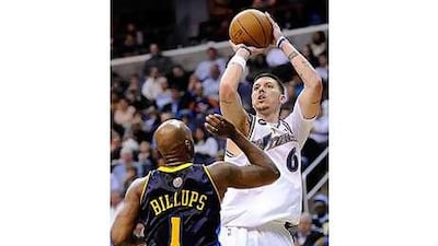 Mike Miller signed a five-year contract with the Heat, becoming the latest player to take less money to play for Miami.