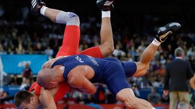 Amer Hrustanovic and Damian Janikowski compete in the 84kg Greco-Roman wrestling event at London 2012.