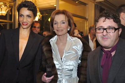 Model Farida poses with Lee Radziwill and fashion designer Alber Elbaz at the Pavillon d'Armenonville in Paris in 2004. AFP