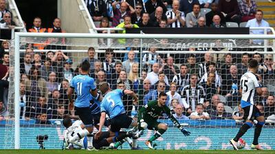 Georginio Wijnaldum of Newcastle United scores his team’s first goal during the Premier League match between Newcastle United and Tottenham Hotspur at St James’ Park on May 15, 2016 in Newcastle, England. (Ian MacNicol/Getty Images)