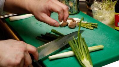 Cut the leek and spring onion into long strips.