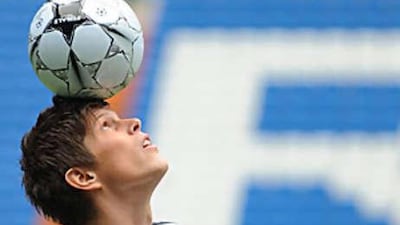 Klaas Jan Huntelaar juggles the ball as he is presented to the Madrid press.