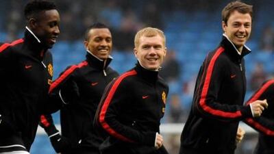 Paul Scholes warms up with his Manchester United teammates.