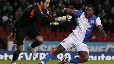 Liverpool's Brad Jones (L) pushes over Blackburn Rovers' Yakubu for a penalty during their English Premier League soccer match at Ewood Park in Blackburn, northern England, April 10, 2012. REUTERS/Darren Staples (BRITAIN - Tags: SPORT SOCCER) FOR EDITORIAL USE ONLY. NOT FOR SALE FOR MARKETING OR ADVERTISING CAMPAIGNS. NO USE WITH UNAUTHORIZED AUDIO, VIDEO, DATA, FIXTURE LISTS, CLUB/LEAGUE LOGOS OR "LIVE" SERVICES. ONLINE IN-MATCH USE LIMITED TO 45 IMAGES, NO VIDEO EMULATION. NO USE IN BETTING, GAMES OR SINGLE CLUB/LEAGUE/PLAYER PUBLICATIONS *** Local Caption *** DST10_SOCCER-ENGLAN_0410_11.JPG